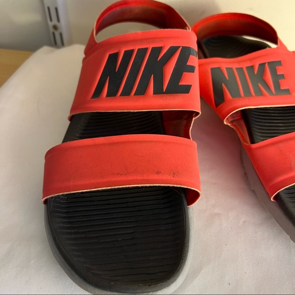 Nike Sandals Mens 10 Red Gray Black Open Toe Flip Flops Beach Summer Shoes - Picture 2 of 6